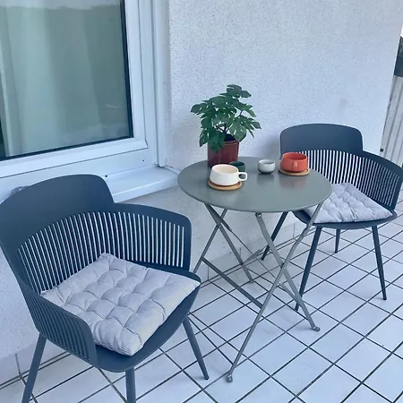 Moderne Mit Terrasse & Parkplatz; Naehe Bwzk & Amazon