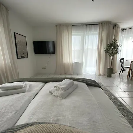 Moderne Mit Terrasse & Parkplatz; Naehe Bwzk & Amazon Апартаменты *